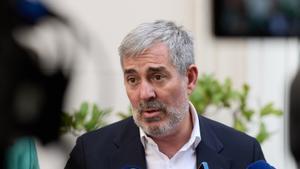 El presidente del Gobierno de Canarias, Fernando Clavijo, en declaraciones a los medios tras reunirse con el ministro de Inclusión, Seguridad Social y Migraciones en funciones, José Luis Escrivá.