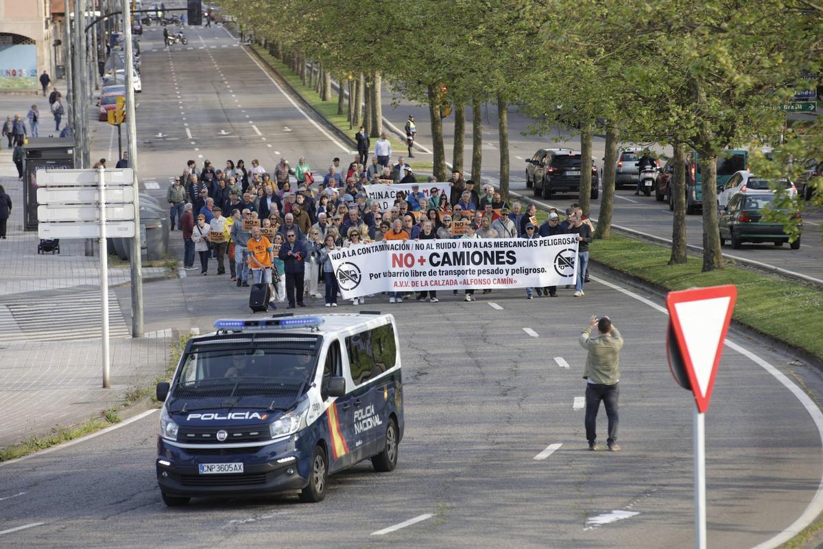 Nueva protesta vecinal en La Calzada contra el tráfico pesado (en imágenes)