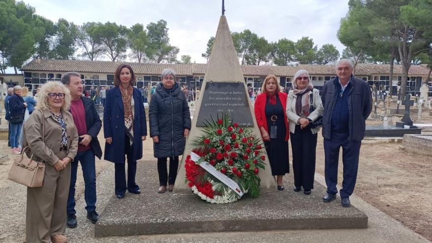 Homenaje floral a todos los muertos en la Guerra Civil española. | SERVICIO ESPECIAL