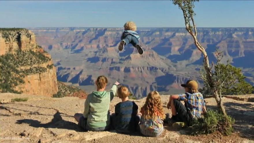 Will vuela mágicamente, gracias al Photoshop, en una bella serie de fotografías