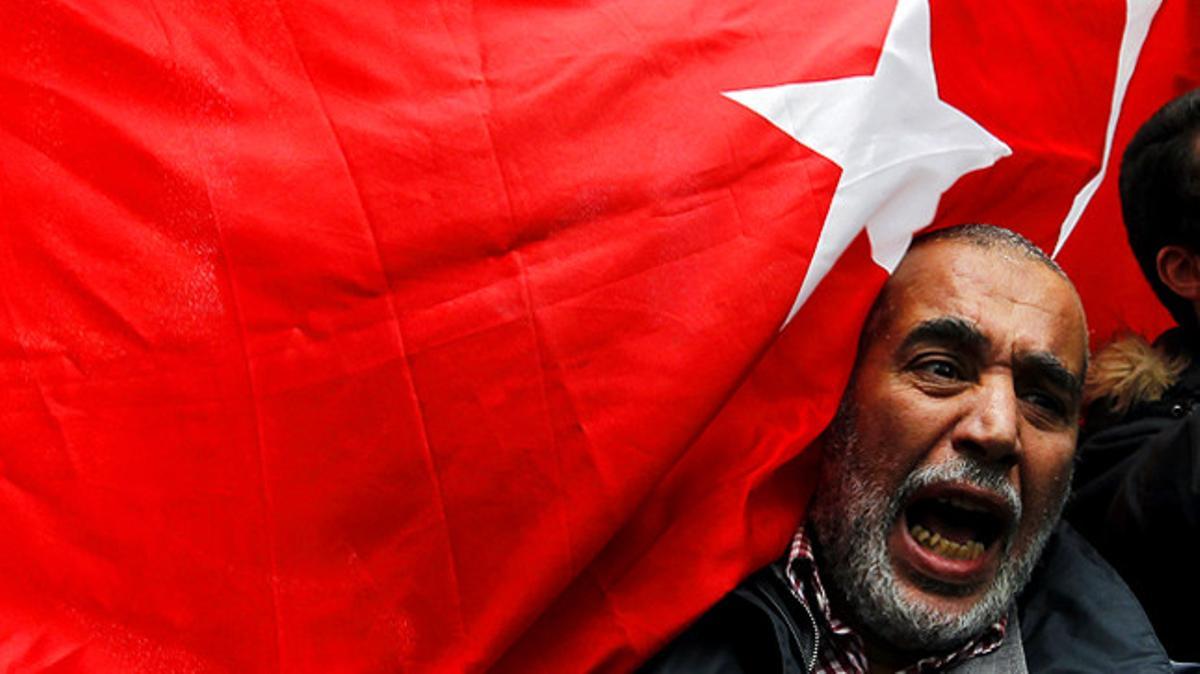 Un manifestant branda una bandera turca durant les protestes contra Israel davant el Ministeri d’Exteriors belga, ahir, a Brussel·les.