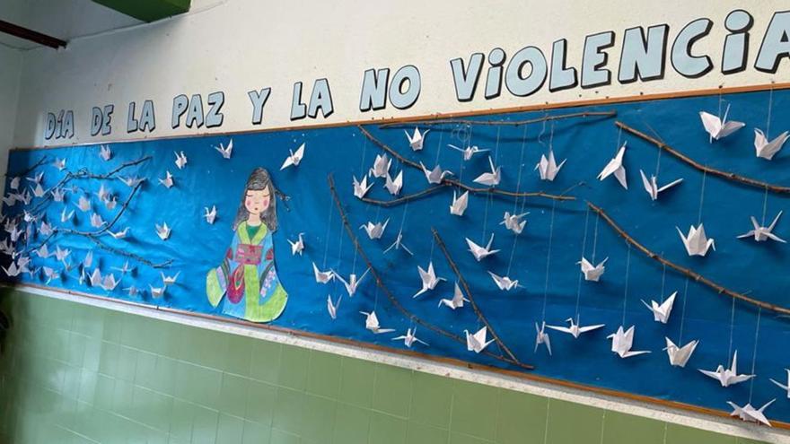 Mural con las grullas de papel dedicado a la niña Sadako con motivo del día de la paz en el colegio Virgen de las Maravillas. | L.O.