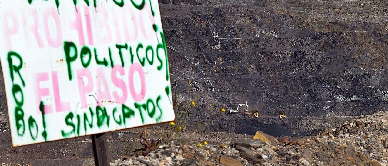 Pancarta de protesta en la mina a cielo abierto de Santa Lucía. En el círculo, la obra “La Casa”, de Juan Baldeweg, incluida en el inventario.