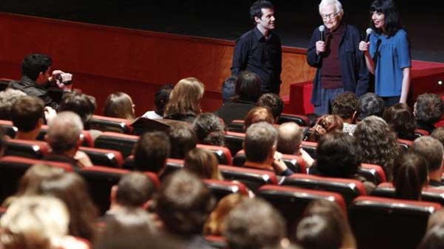 Los directores Ángel Sánchez y Sara García con la figura de esta edición, Albert Maysles. // J. Lores