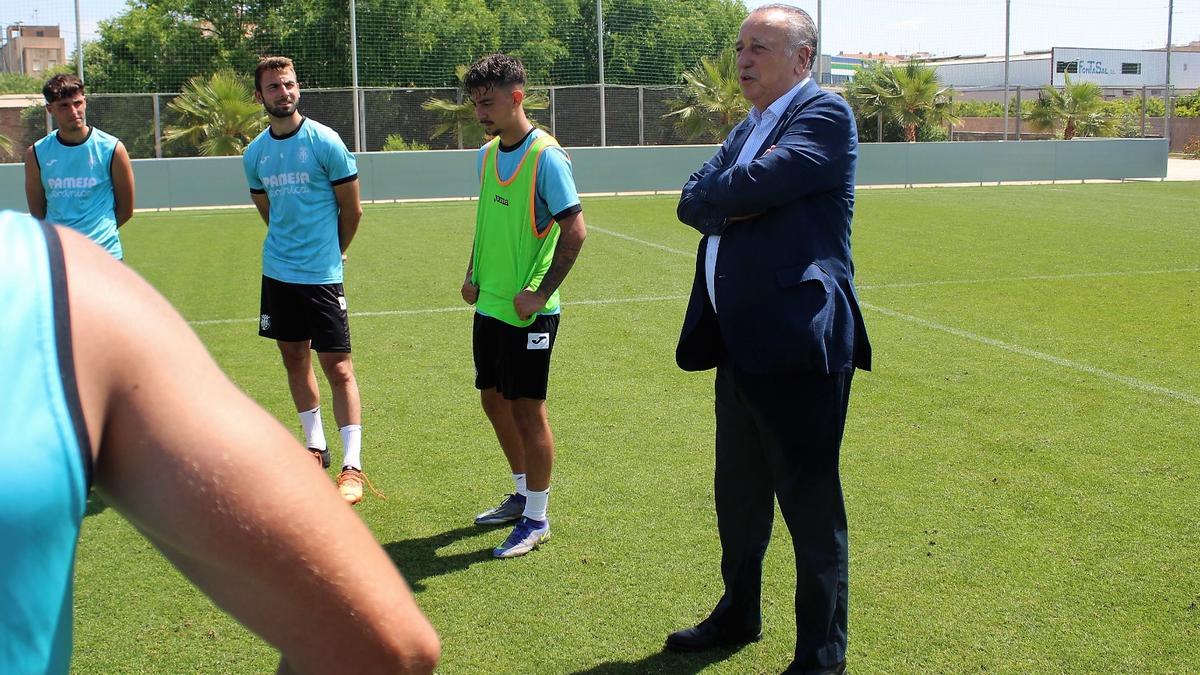 Fernando Roig, presidente del Villarreal, se dirige a los jugadores del Villarreal B.