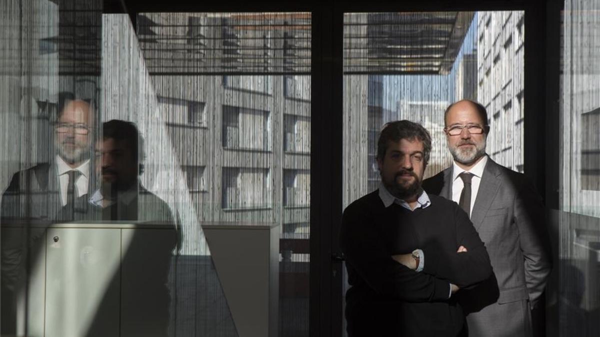 El director general de OgilvyOne en Barcelona, Jordi Urbea (derecha) , y el director d¿Ogilvy Upcelerator, Diego Fernández, en la sede de la firma.