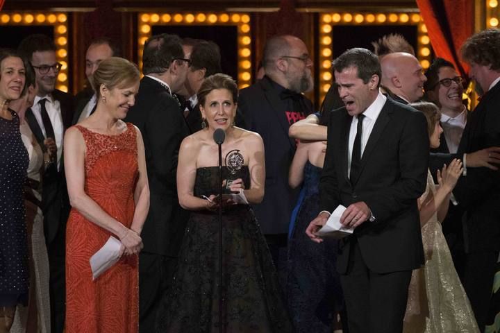 'The Fun' y 'The Curious Incident' han sido las grandes ganadoras de los Tony en una gala en la que estuvieron Bryan Cranston, Debra Messing y Jennifer López, entre otros.