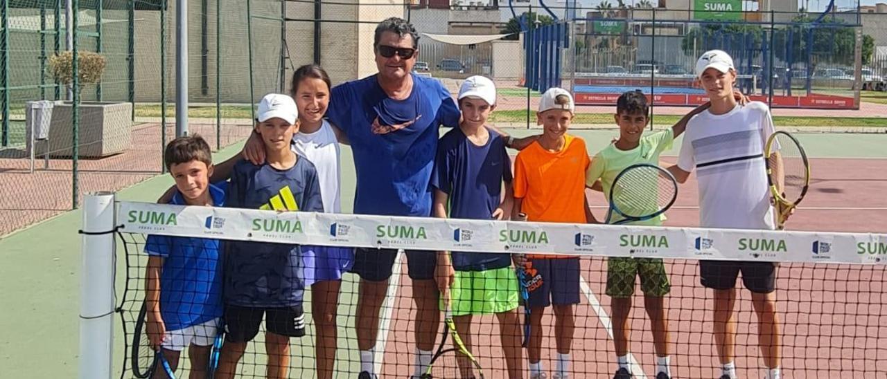 Los integrantes del equipo de tenis de la Fundación Matutes con su entrenador, Miguel Navarro.