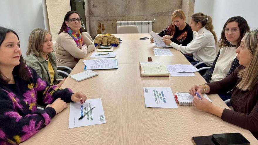 Reunión de Acción contra a Fame con las concejalas de Empleo y Servicios Sociales.