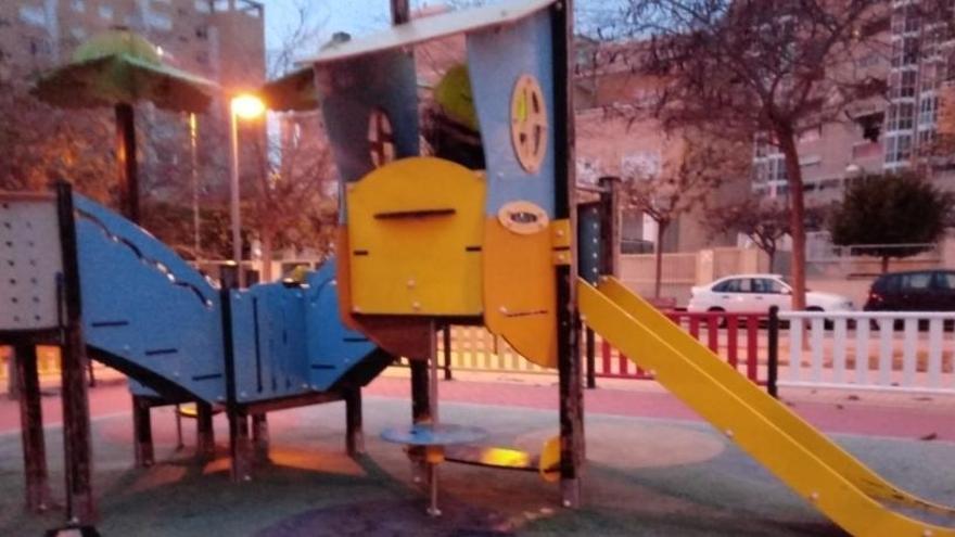 El Ayuntamiento de Alicante limpia los grafitis de los juegos infantiles