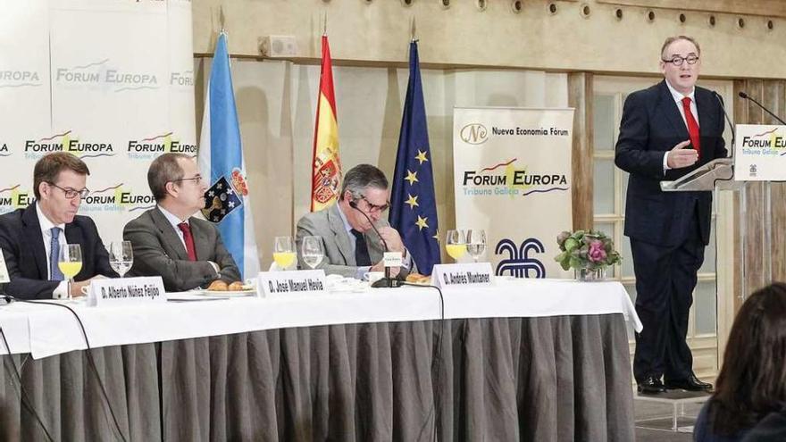 Núñez Feijóo (izquierda) en el Fórum Europa acompañando a Miguel Lorenzo (derecha). // FdV