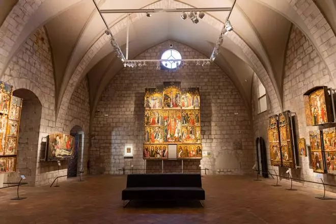 Les imatges del Saló del Tron del Museu d'art de Girona abans i durant les obres de rehabilitació de les teulades.