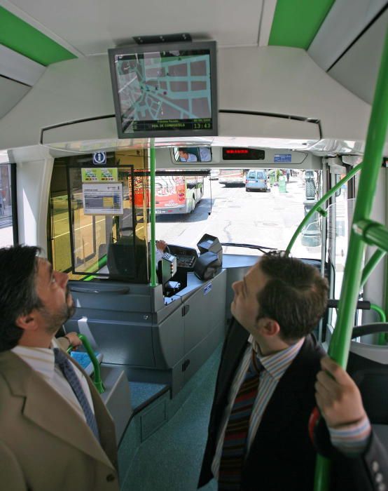 En 2006 instalan pantallas informativas a bordo.