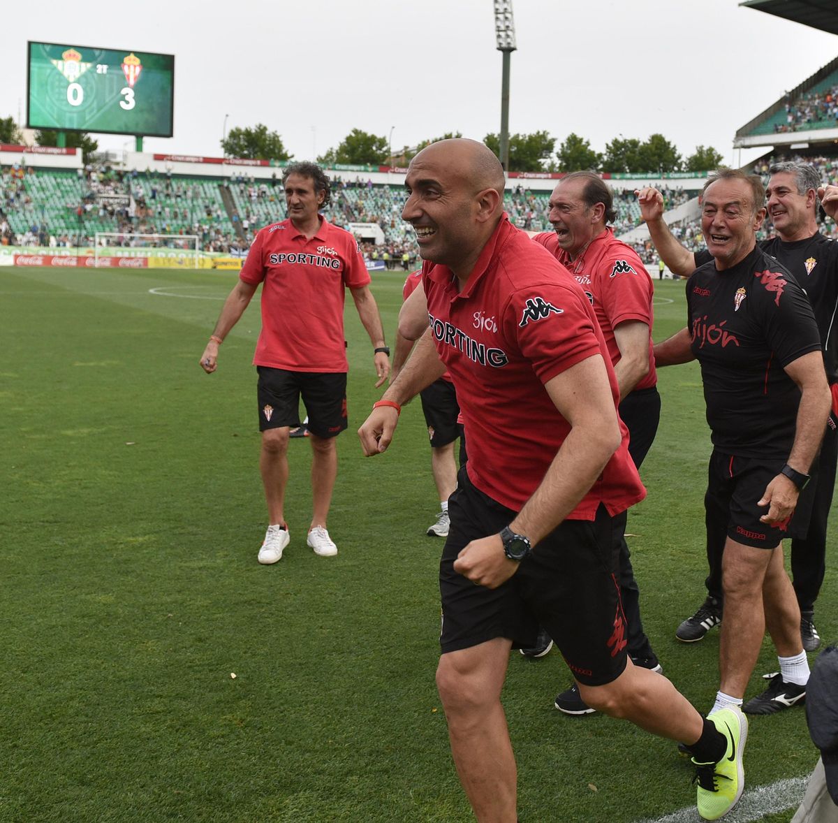Isidro, Abelardo, Quini, Gerardo y Maribona celebran el ascenso en el Villamarín