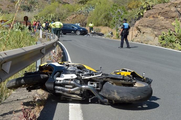 17-03-2019 SAN BARTOLOMÉ DE TIRAJANA. Accidente. Choca un coche contra tres motos.   Fotógrafo: ANDRES CRUZ  | 17/03/2019 | Fotógrafo: Andrés Cruz