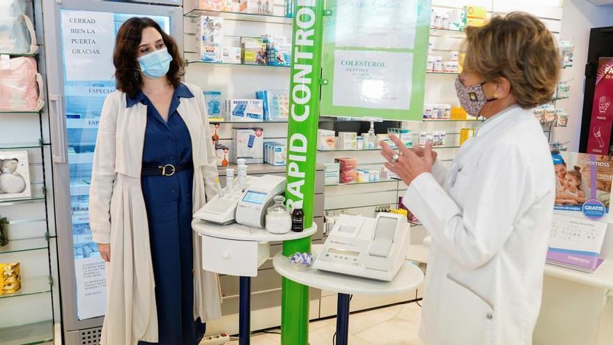 Ayuso en una visita a una farmacia.