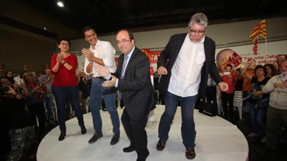 Iceta volvió a bailar ayer en Cornellà. Le secundó Antonio Balmón, en presencia de Sánchez y Eva Granados.