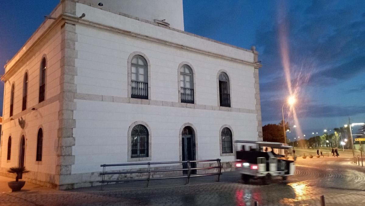 La ventana de la Farola abierta, en la tarde noche del lunes.