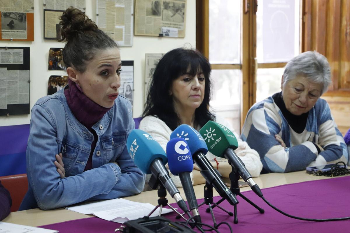 Elena Vega, junto a otras compañeras de la plataforma, en la rueda de prensa ofrecida este jueves.