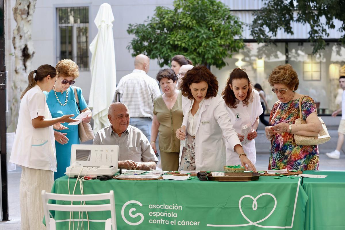 Jornada "Al Sol con Crema", dedicada a concienciar a la ciudadanía sobre la importancia de proteger la piel de los efectos del sol. Bulevar del Gran Capitán, y contará con la participación de la presidenta de la asociación, María Auxilidora Cabanás Espeio, así como del presidente del Colegio Oficial de Farmacéuticos de Córdoba, Rafael Casaño, y especialistas en dermatología como el doctor Pedro Jesús Gómez Arias.