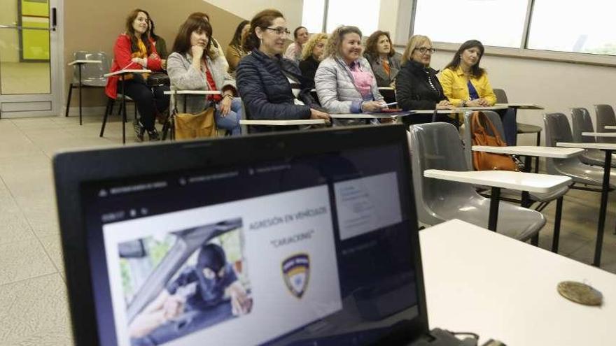 Taxistas asistentes a la primera sesión del curso de defensa personal.