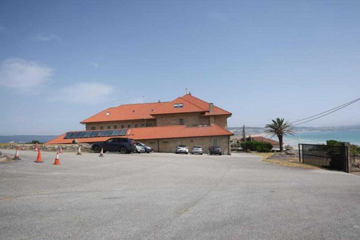 El edificio se sitúa sobre el istmo y la playa de A Lanzada.