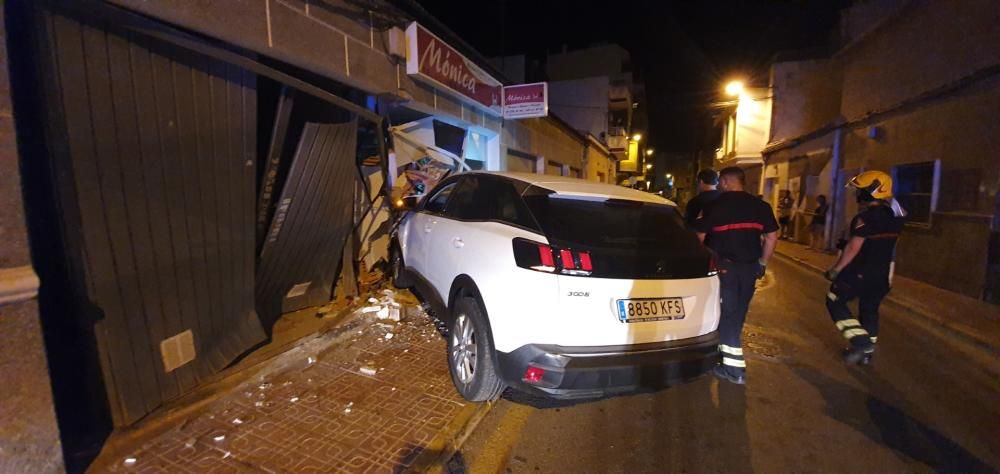 Dos coches se vieron implicados en un aparatoso accidente en la confluencia de las calles San Pascual con Hermanos Bazán en Torrevieja