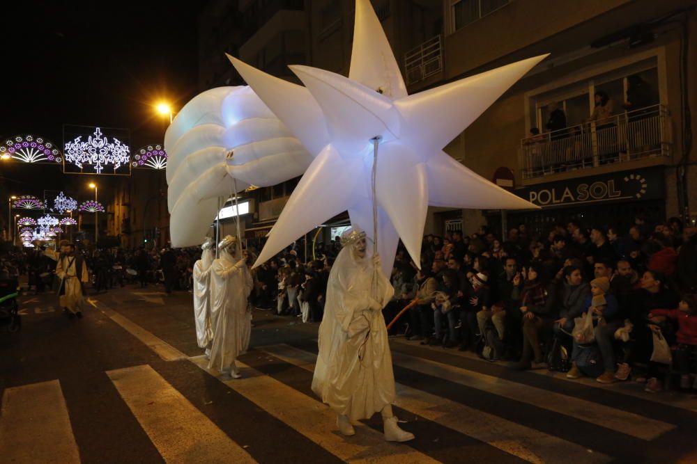 La cabalgata de los Reyes Magos en Elche ha recorrido el centro de la ciudad con 13 carrozas y más de 600 personas