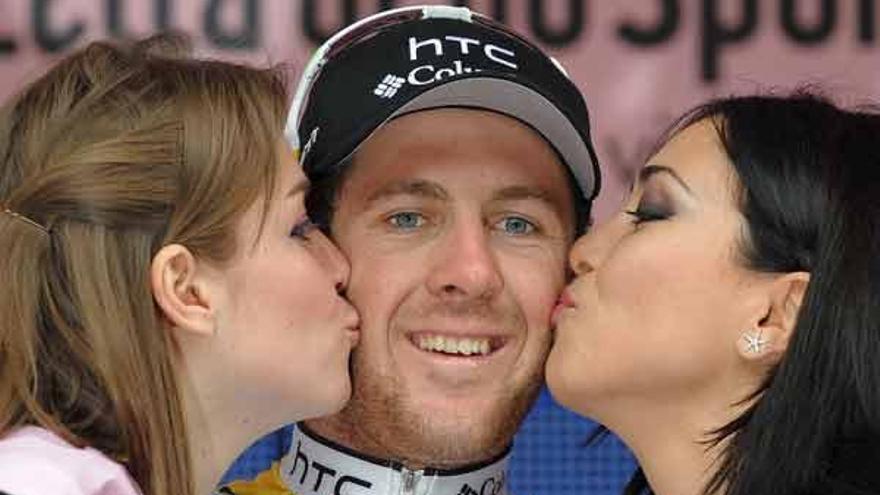 El australiano Matthew Goss celebra en el podio tras alzarse con la victoria de la novena etapa del Giro de Italia.