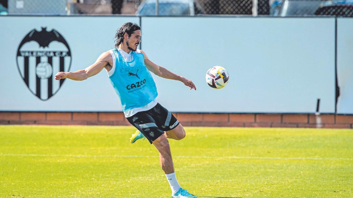 Cavani durante su primer entrenamiento junto al resto de sus compañeros