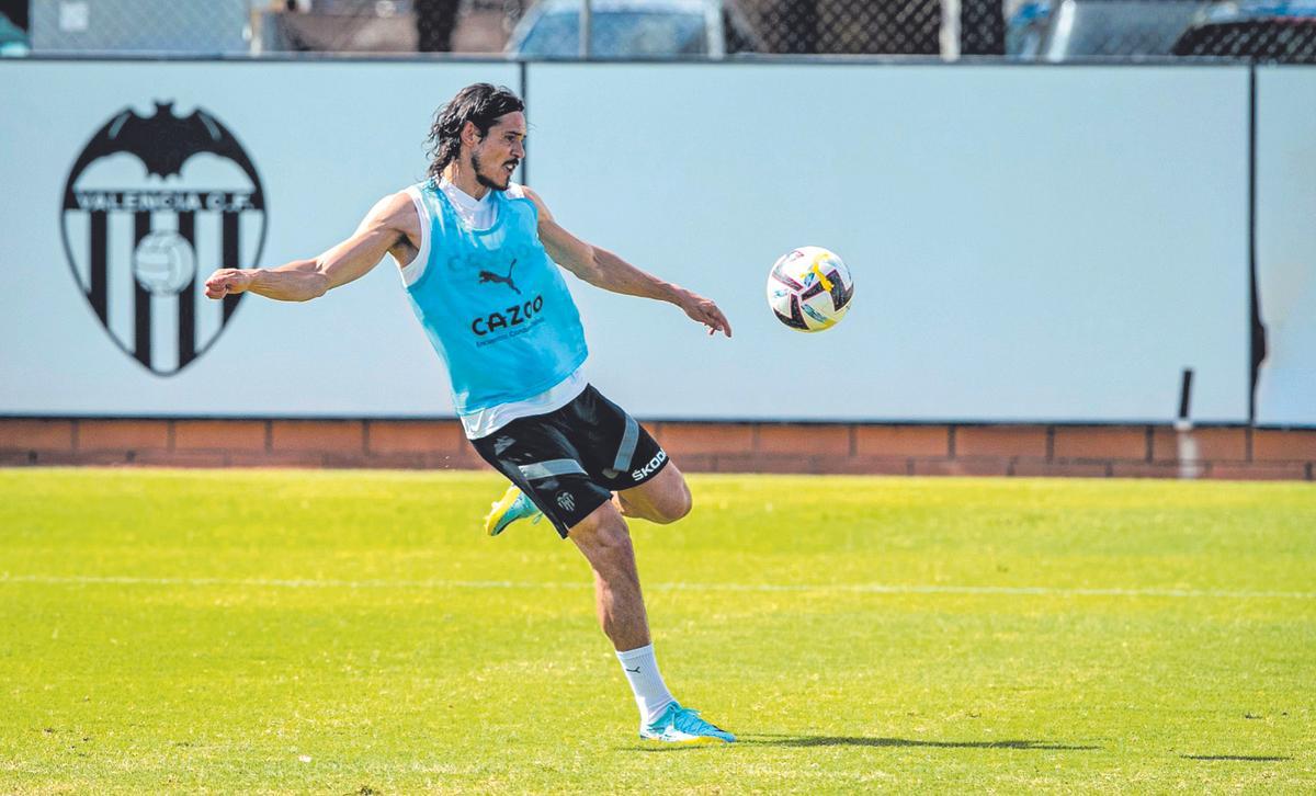 Cavani durante su primer entrenamiento junto al resto de sus compañeros