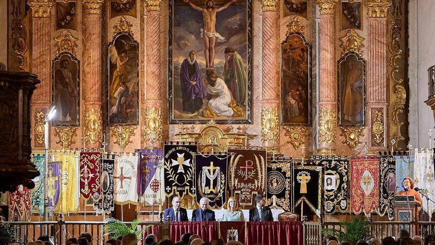 Altar major Escola Pia, asseguts: president, abat, padrina, alcalde i pregonera davant el faristol.