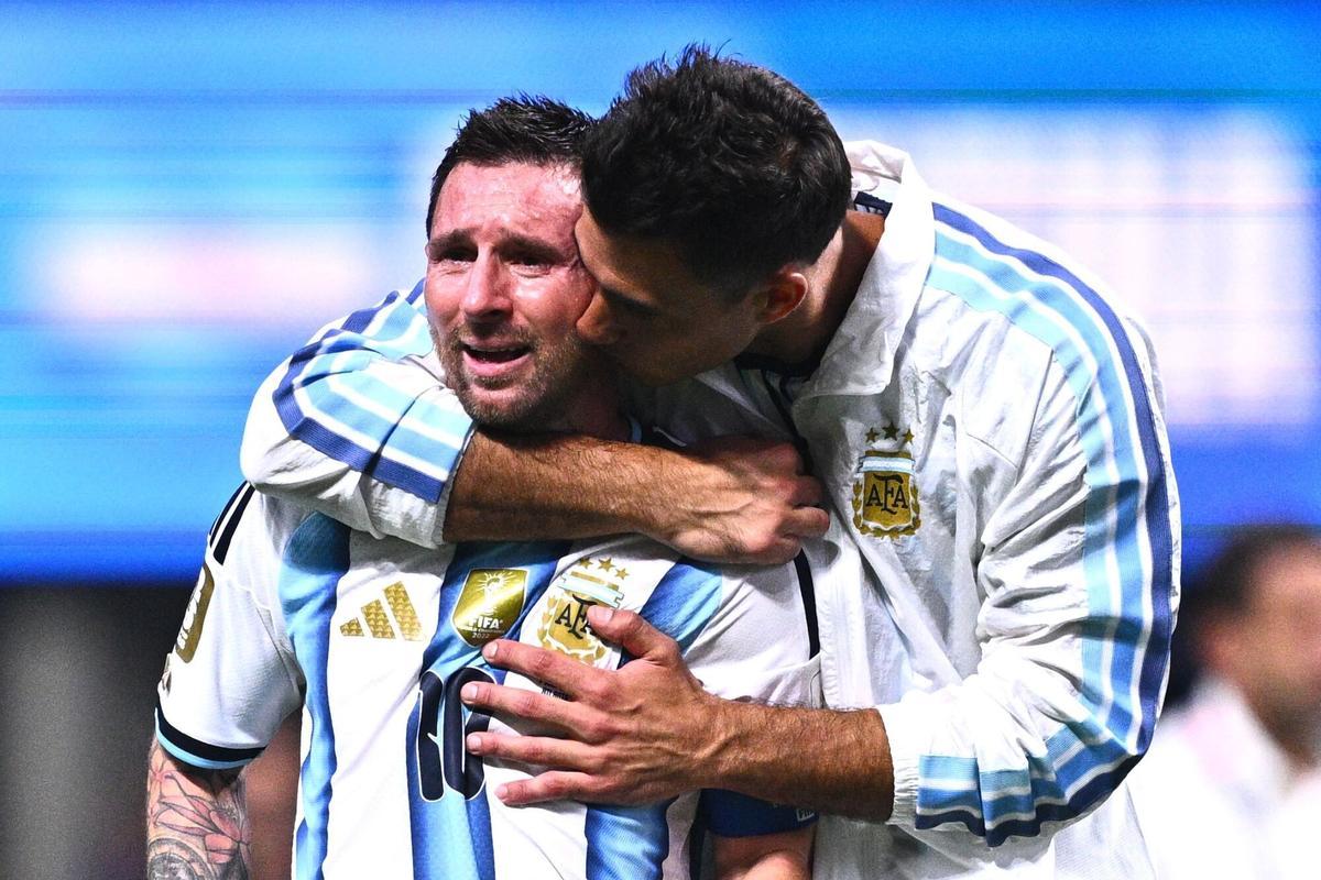 07 July 2026, US, Atlanta: Argentina's Lionel Messi (L) celebrates the victory with goalkeeper Juan Musso the victory in the 2026 FIFA World Cup Round of 16 match between Argentina and Egypt at Atlanta Stadium. Photo: Tom Weller/dpa - PLEASE NOTE: In accordance with FIFA regulations, these images may be used exclusively for editorial purposes. Commercial use is prohibited. Furthermore, no video-like sequences may be created, and no alterations may be made to the image, either in the foreground or the background. 07/07/2026 ONLY FOR USE IN SPAIN. Tom Weller/dpa;soccer;sports;football;2026 FIFA World Cup - Argentina vs Egypt;
