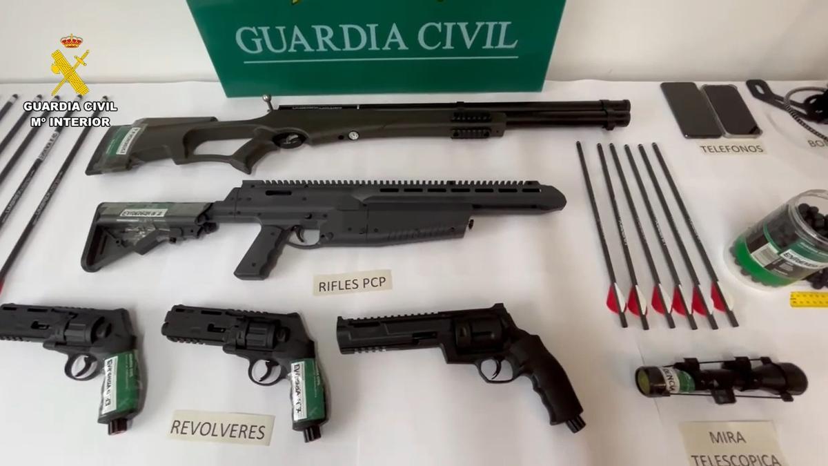 La Guardia Civil detuvo a un vecino de Brión como presunto autor un delito de tenencia ilícita de armas