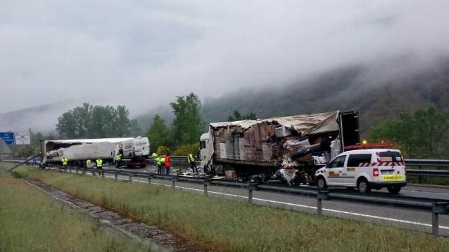 Restablecido el tráfico en la A-6 en León, dirección Galicia,  tras chocar dos camiones