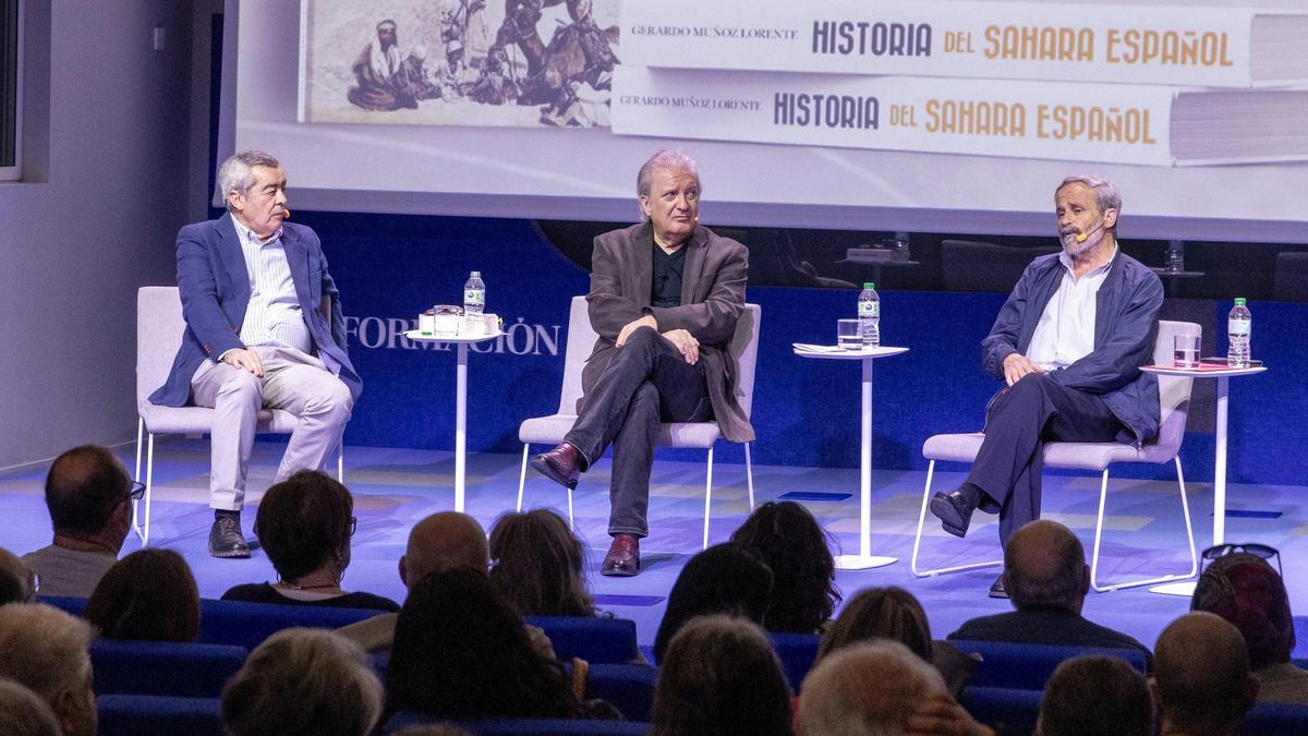 De izquierda a derecha, Carlos Sánchez Tarrago, Gerardo Muñoz y Felipe Briones durante la presentación de libro.