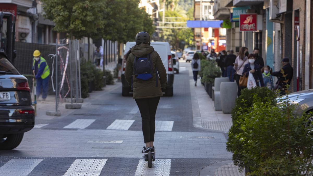 Una dona circula amb un patinet per Alzira, en una imatge d’arxiu