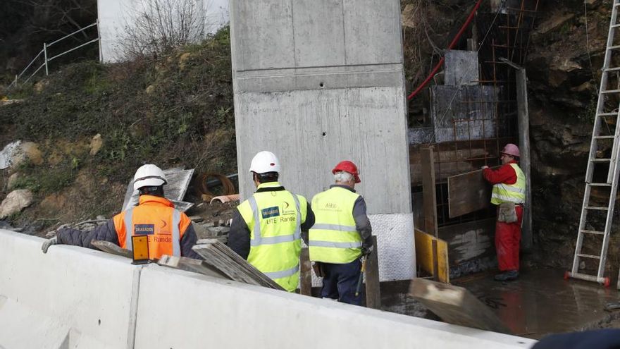 Docenas de obreros trabajan en Rande veinte días después de su inauguración