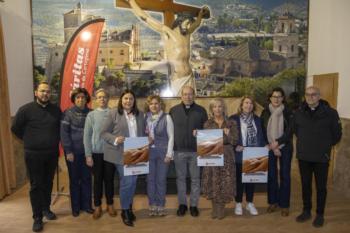 A través del acompañamiento se pretende reducir  el aislamiento, favorecer la autonomía personal y estimular las relaciones sociales