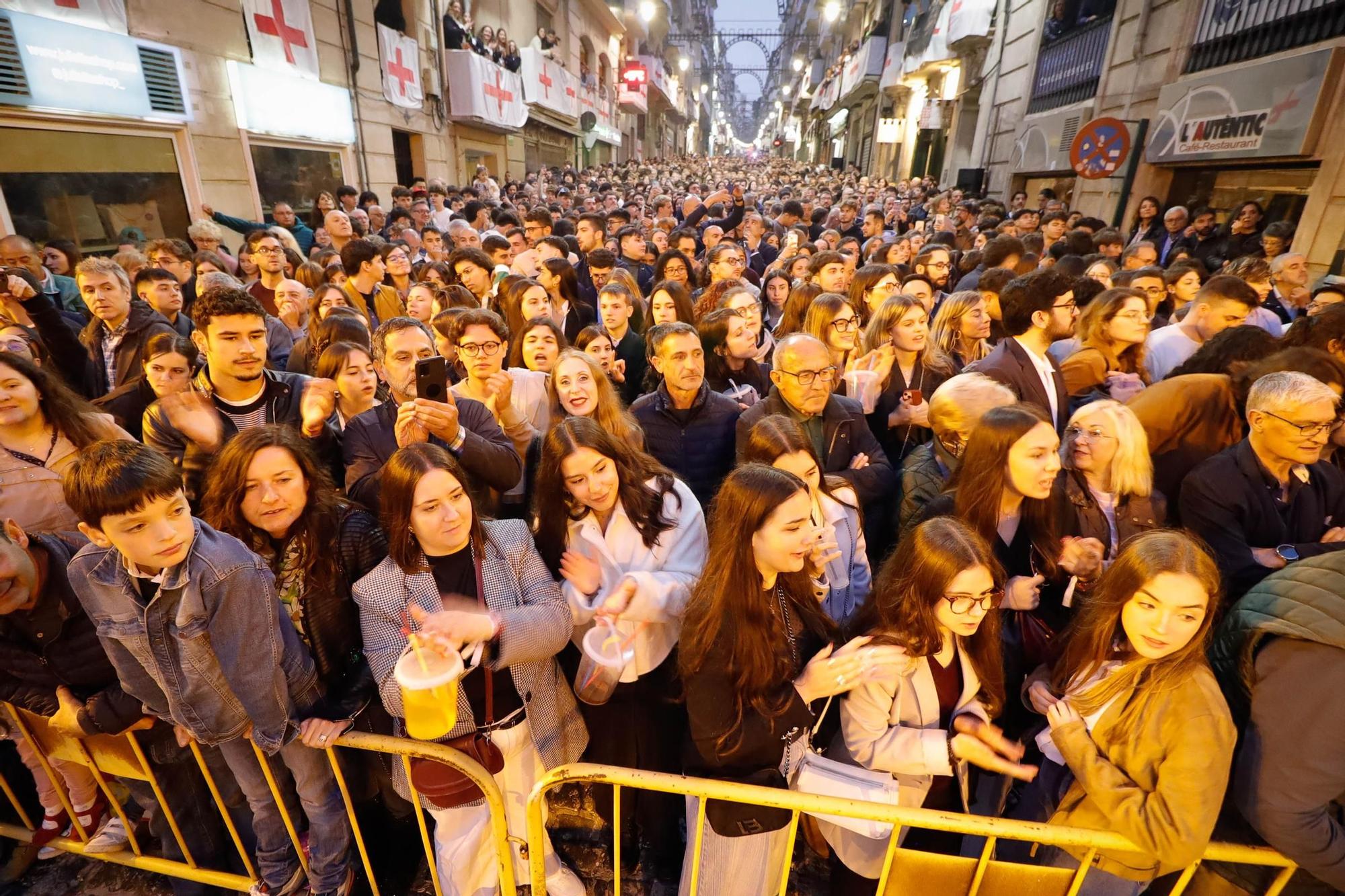 El Himno levanta el telón de la Fiesta en Alcoy