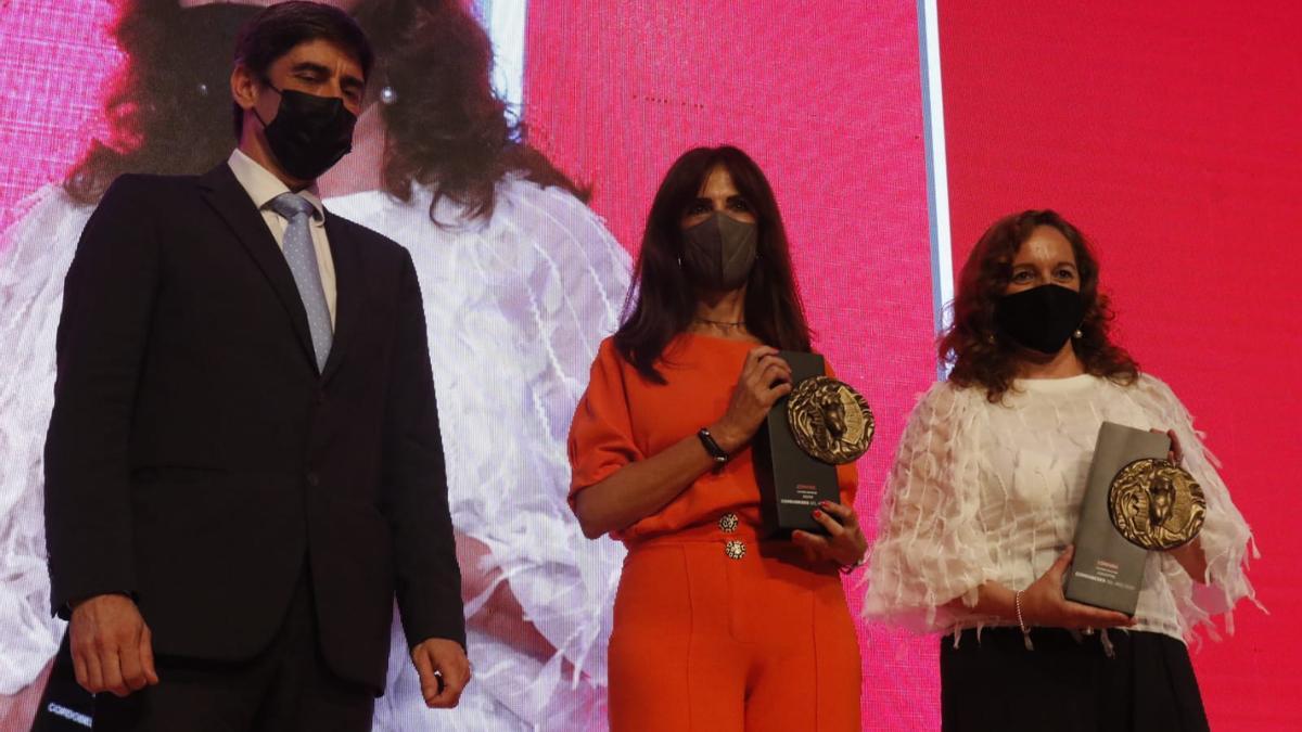 Ángeles Baños e Isabel Bernal, recogiendo el premio para Asadipre y Adian.