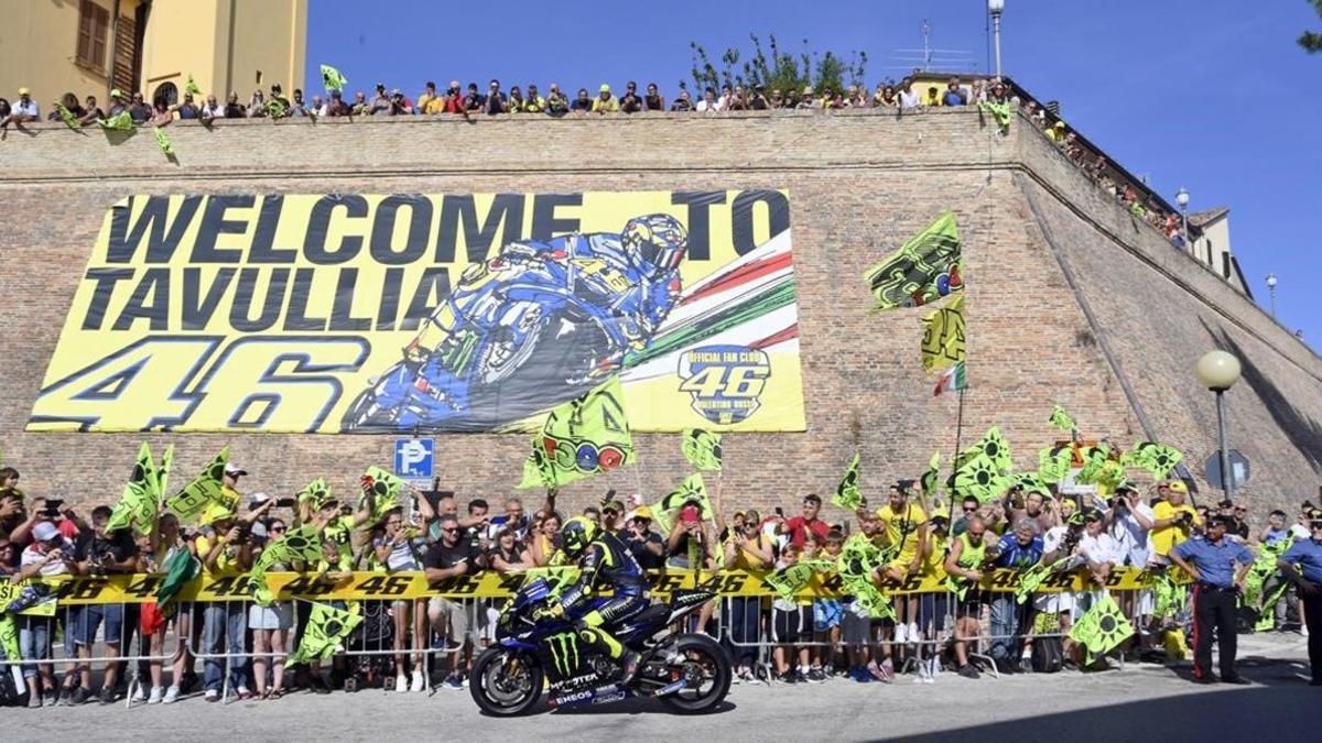 Valentino Rossi ha sacado su Yamaha M1 de GP a pasearpor las calles de Tavullia, su pueblo, para calentar el GP de San Marino de este fin de semana.