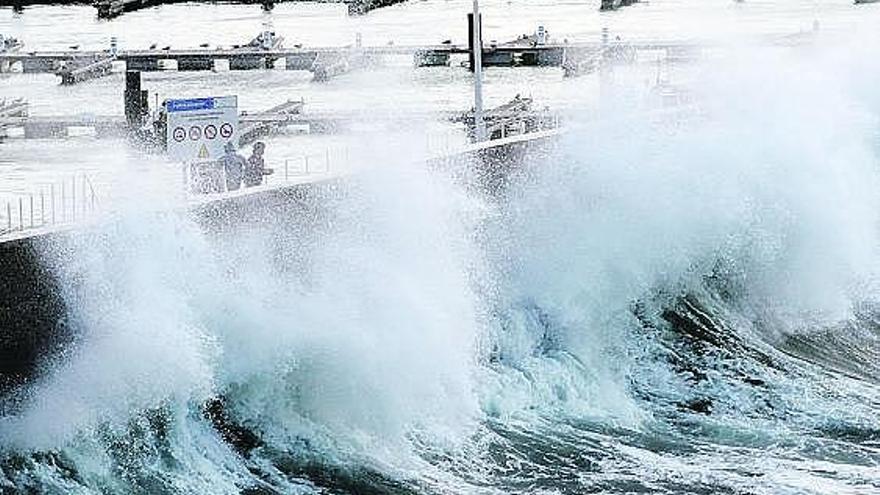 Una ola en el puerto deportivo de Gijón.