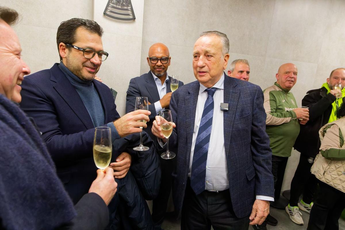 Galería | El Villarreal realiza el tradicional brindis por la permanencia