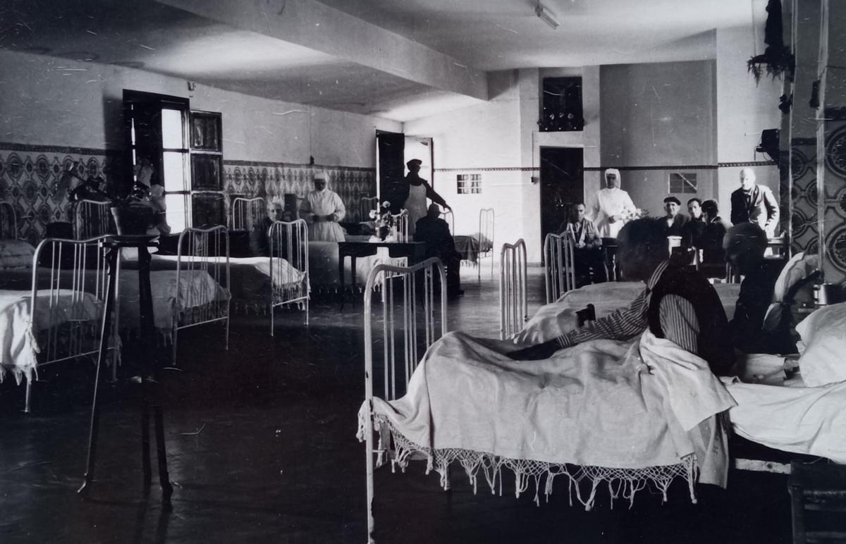 Enfermos atendidos por monjas en una estancia del Antic Hospital de Xàtiva.