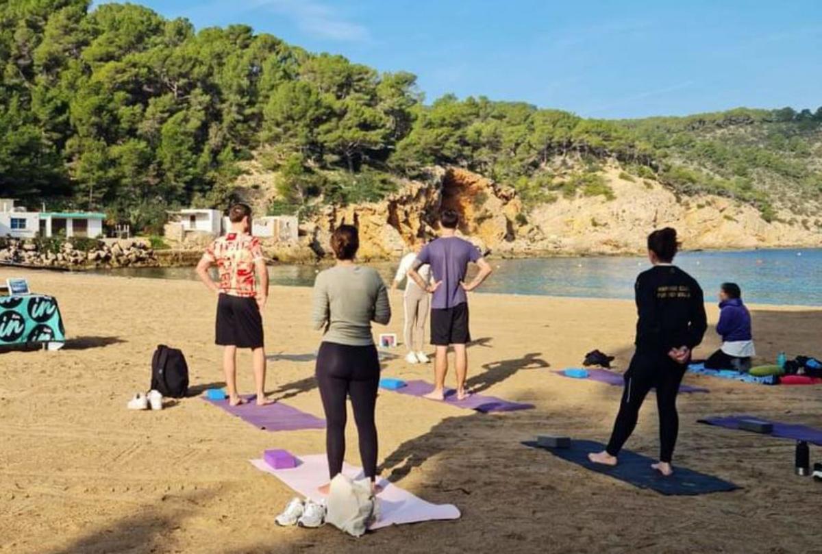 Yoga junto al mar para concienciar sobre la inclusión |