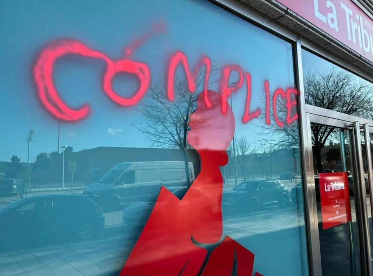 Pintadas en la fachada de La Tribuna de Toledo