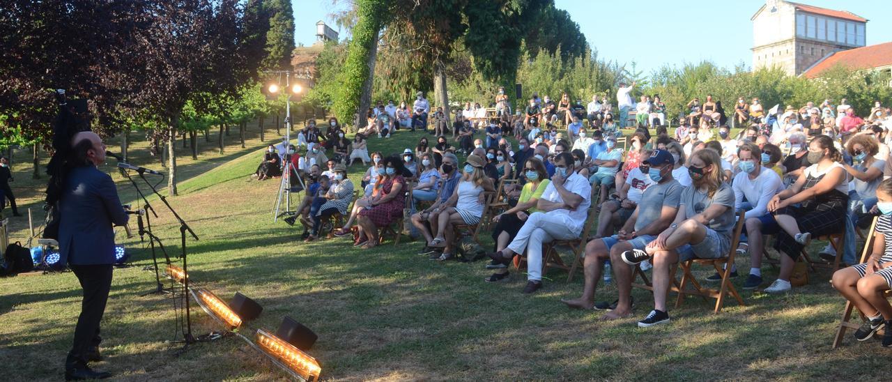 El atractivo espacio natural de Pazo Baión durante un concierto anterior de Carlos Núñez.