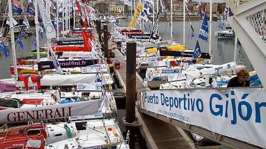 Barcos de la regata Le Figaro de 2010, atracados en el puerto deportivo.