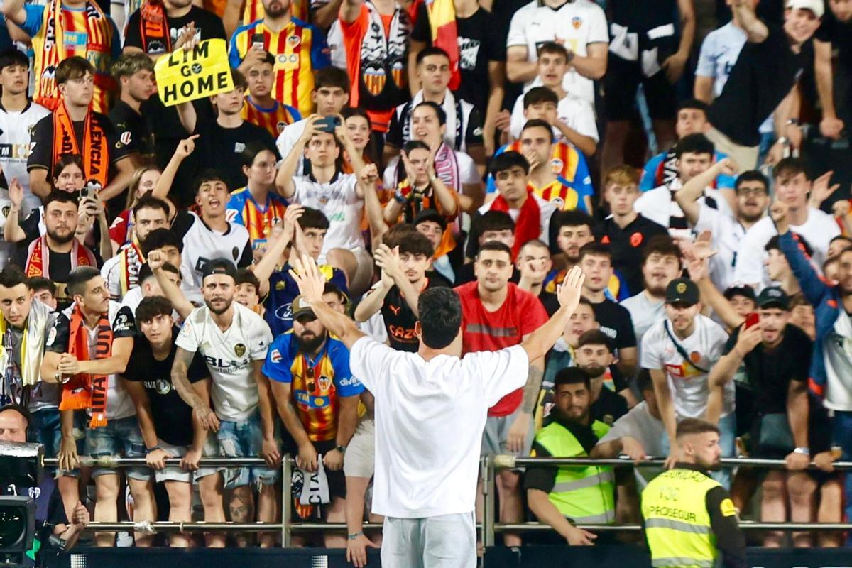Cömert se despide de la grada de Mestalla tras la última jornada